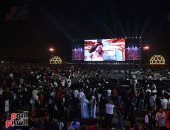إقبال جماهيري ضخم بأعلام مصر بالفان زون قبل دقائق من مباراة الفراعنة ونيوزيلندا.. فيديو وصور