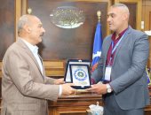 محافظ السويس يكرم بطلاً خاطر بحياته لإنقاذ طفلين من حريق شقة بفيصل