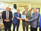 محافظ أسيوط ونائب رئيس جامعة الأزهر يسلمان 140 سماعة لـ70 طفلا من ضعاف السمع