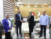 محافظ الوادي الجديد تبحث تطوير تكتلات التمور بالتعاون مع اليونيدو بتكلفة 8 مليون يورو