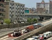 انقلاب مقطورة محملة بالطوب بمدخل بنها القبلي.. ورفع الحمولة بمعدات مجلس المدينة