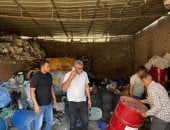 حى الطالبية يداهم مخازن الخردة المخالفة ويصادر مركبات ومعدات التشغيل.. صور