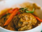 طريقة عمل كرات الأرز بالكارى والدجاج.. وصفة مختلفة لعشاق التجديد