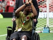 صاحب أخطر إصابة فى كأس العالم يساند كندا أمام سويسرا من على كرسي متحرك.. صور