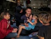 "لؤي صبح".. شاب فلسطيني فقد بصره وشلت يده في الحرب وزوجته تصارع السرطان.. العدوان سلب منه عينيه وحركته وترك أسرته تواجه المرض.. وأطفاله يبحثون عن الطعام بين النفايات داخل خيمة نزوح في غزة.. صور