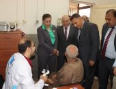 محافظ القليوبية يتفقد أعمال القافلة الطبية المجانية بوحدة البقاشين بكفر شكر