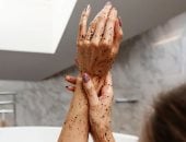 وصفات طبيعية لتفتيح اليدين خلال فصل الصيف.. لو بتتعرضى للشمس كتير