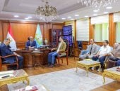 محافظ كفر الشيخ ينهي معاناة امتدت لأكثر من 24 عاماً ويسلم عقود أرض الجونة بالبرلس