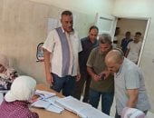 نائب رئيس أخميم يتابع الخدمات الصحية والشبابية ميدانيا.. صور