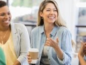 بتسيب موبايلك وأنت قاعد مع الشلة.. 5 سمات تتمتع بها عن غيرك