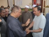 محافظ سوهاج يلتقى عددا من المواطنين عقب صلاة الجمعة للاستماع إلى مطالبهم