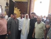 فيها حاجة حلوة.. قمص يشارك أهالي قرية ميت كنانة فرحة افتتاح مسجد (فيديو)