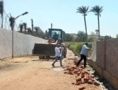مركز أبو النمرس يزيل أسوارًا مخالفة ضمن حملات التصدى للتعديات