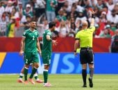 طرد ريبين سولاقا مدافع العراق عقب عرقلة ساديو مانى مهاجم السنغال