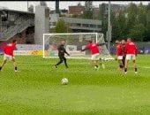 حسام حسن يشارك محمد صلاح ولاعبى منتخب مصر تدريبات الفريق.. فيديو
