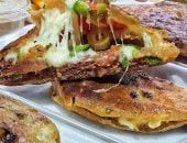 طريقة عمل حواوشى البيتزا فى البيت.. بسر صنعة ومطة جبنة المطاعم