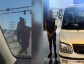 ضبط سائق ميكروباص صدم سيارة وحاول التعدي على أسرة بالإسكندرية