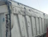 مصرع شخصين وإصابة 4 آخرين إثر سقوط مقطورة محملة بالطوب على سيارة بالوراق 