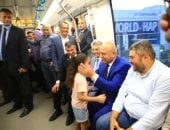 ​لفتة إنسانية.. كامل الوزير يُقبل رأس طفلة بالمونوريل طلبت التقاط صورة معه