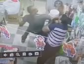 كاميرات المراقبة ترصد مشهد الاعتداء على صاحب محل بساطور في العياط.. صور
