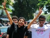 طلاب الثانوية العامة يشكون من صعوبة جزئيات بعض امتحان العربى