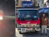 ضبط قائد سيارة نقل لتثبيت كشاف عالي الإضاءة بالجزء الخلفي للسيارة