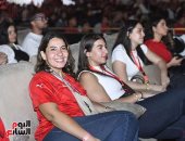من المدرجات إلى الفان زون.. 7 حيل موضة لاستايل مميز مع تيشيرت المنتخب