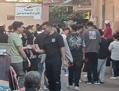 أولياء أمور طلاب الثانوية يساندون أبناءهم بالدعوات والتشجيع قبل امتحان العربى