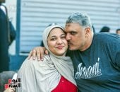 أولياء أمور طلاب الثانوية يساندون أبناءهم بالدعوات والتشجيع قبل امتحان العربى