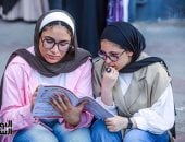 الدقائق الأخيرة.. طلاب الثانوية العامة يراجعون اللغة العربية أمام لجان الجيزة