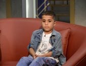 يعاني من ضمور العضلات.. عمرو الليثي يناشد مشاهدي واحد من الناس بدعم الطفل مروان