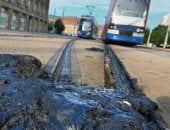 ذوبان قضبان الترام ومدافع المياه ترش المواطنين بألمانيا بسبب الحر.. فيديو 