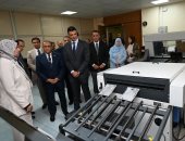 وزير الصناعة يتفقد العمليات الانتاجية بالهيئة العامة لشئون المطابع الاميرية