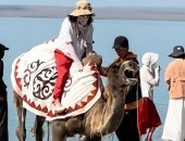 غضب واسع بعد إجبار جمل مُنهك على حمل سائحة فى الصين