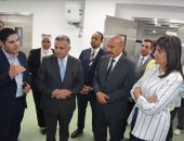 محافظ السويس ونبيلة مكرم يتفقدان مستشفى السويس الجامعى استعدادًا لافتتاحه