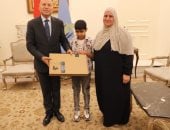 ​محافظ القاهرة يستقبل الطالب "محمد عبد الحميد" ويهديه "لاب توب" تمناه