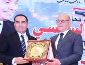 جامعة سوهاج تُكرِّم الإعلامي مصطفى المنشاوي تقديرًا لمشاركته المتميزة
