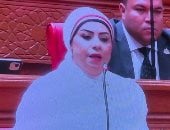 نائبة تزين غطاء رأسها بعلم مصر احتفالا بذكرى ثورة 30 يونيو