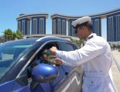الداخلية توزع الورد على المواطنين فى ذكرى 30 يونيو ..فيديو