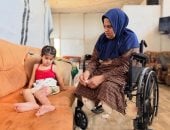 رغم فقدان ساقيها.. جدة فلسطينية تصنع الأمان لحفيدتيها وسط ركام غزة ”صور"