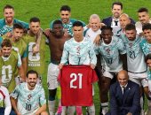 دموع رونالدو وقميص جوتا.. مشهد مؤثر بعد تأهل البرتغال إلى دور الـ16