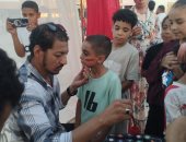 علم مصر يزين وجوه الأطفال.. مشجعو المنتخب يتوافدون على المتحف الأتوني بالمنيا