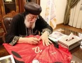 دعما للمنتخب..البابا تواضروس يوقع على قمصان صلاح ومرموش لأطفال الإسكندرية 