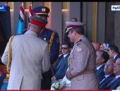وزير الدفاع يقدم للرئيس السيسى هدية خلال افتتاح مقر القيادة الاستراتيجية