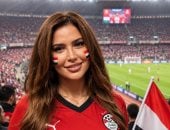حلم  يرتدي قميصآ أحمر