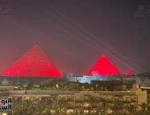 لوحة مضيئة بالأحمر.. الأهرامات تحتفى بإنجاز الفراعنة في كأس العالم (صورة)