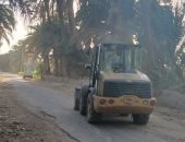 رفع كفاءة طريق أبو غلاب الغنيمية بأسوان ووضع أعمدة إنارة لمنع الحوادث.. صور
