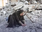 أم تبحث عن أبنائها في قلب الخراب.. رحلة موجعة لسيدة فلسطينية في غزة تنقب تحت الركام عن رفات فلذات كبدها الأربعة غيبتهم الحرب بعد تدمير منزل الأسرة.. أم عطا تنادي أولادها بأسمائهم كأنهم ما زالوا قريبين منها