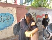 بالزغاريد وعلبة هدايا.. أم تفاجئ ابنتها بعد خروجها من امتحان اللغة الأجنبية الأولى