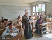رئيس منطقة سوهاج الأزهرية يتفقد لجان امتحان البلاغة للقسم الأدبي بمركز طما